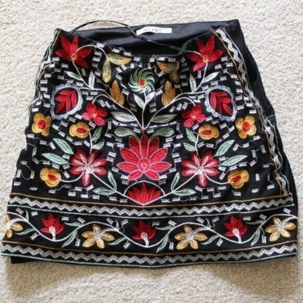 Francesca skirt size small mini skirt embroidered